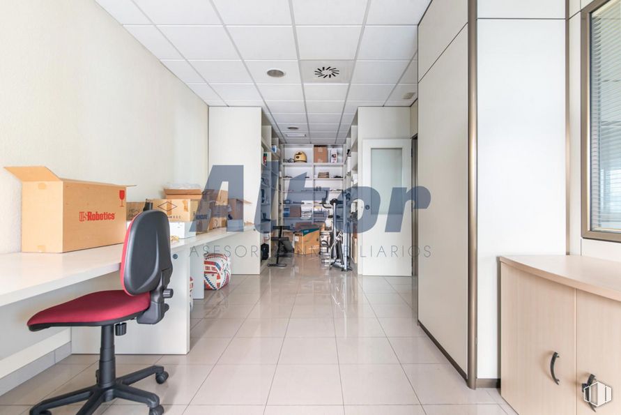 Retail for sale at Calle Rocinante, Fuencarral - El Pardo, Madrid, 28034 with cabinetry, chair, shipping box, box, door, desk, window, window blind, table and furniture around