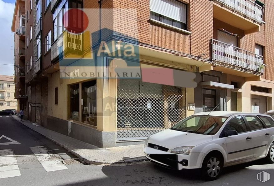 Retail for sale at Calle Cristo del Mercado, Segovia, 40005 with window, tire, wheel, automotive exterior, car, automotive parking light, automotive lighting, neighbourhood, apartment and family car around