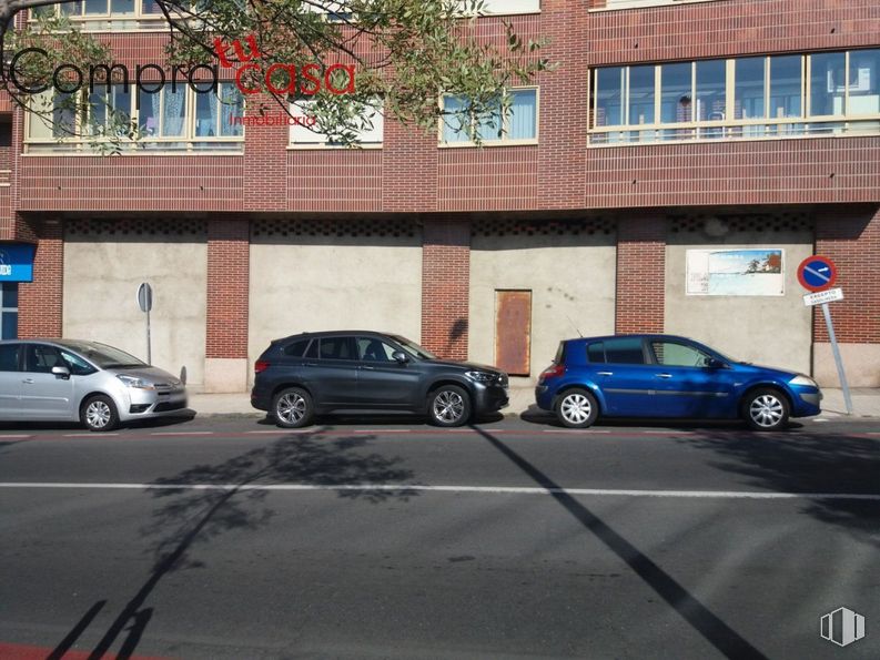 Local en alquiler en Zona José Zorrilla, Segovia, 40006 con coche, ventana, edificio, rueda, luz de estacionamiento automotriz, neumático, vehículo terrestre, vehículo, planta y vehículo de motor alrededor