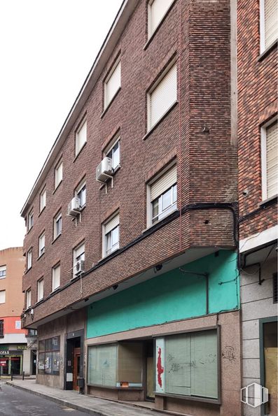 Retail for sale at Calle Cerería, 17, Talavera de la Reina, Toledo, 45600 with window, building, property, fixture, wood, brick, sky, urban design, brickwork and architecture around