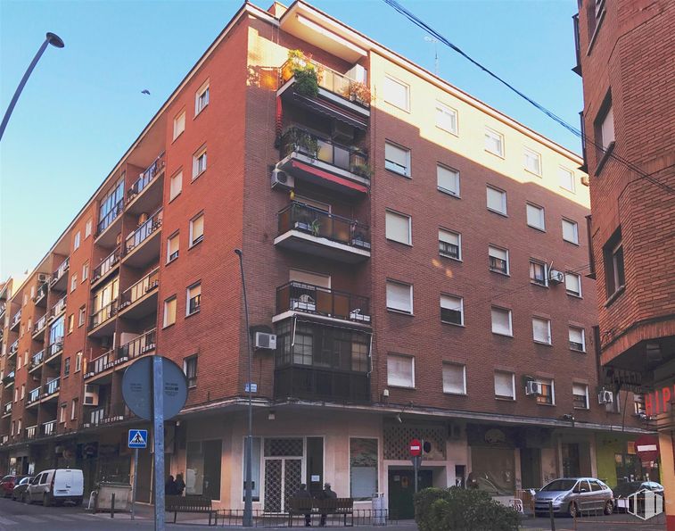 Retail for sale at Calle Banderas Castilla, Talavera de la Reina, Toledo, 45600 with car, building, sky, window, street light, tower block, urban design, condominium, plant and commercial building around