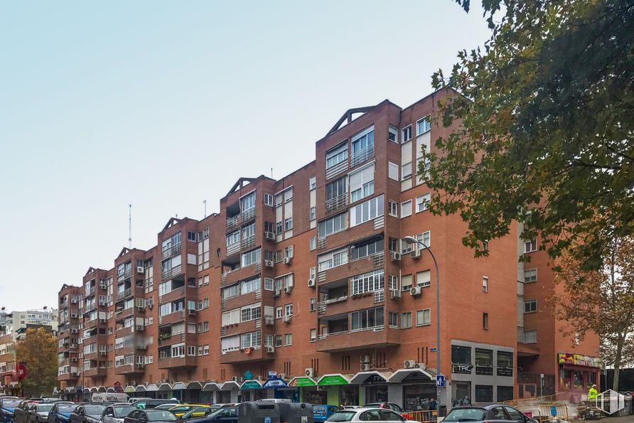 Local en venta en Calle Tribaldos, Hortaleza, Madrid, 28043 con edificio, rueda, cielo, ventana, neumático, coche, infraestructura, vehículo, planta y árbol alrededor