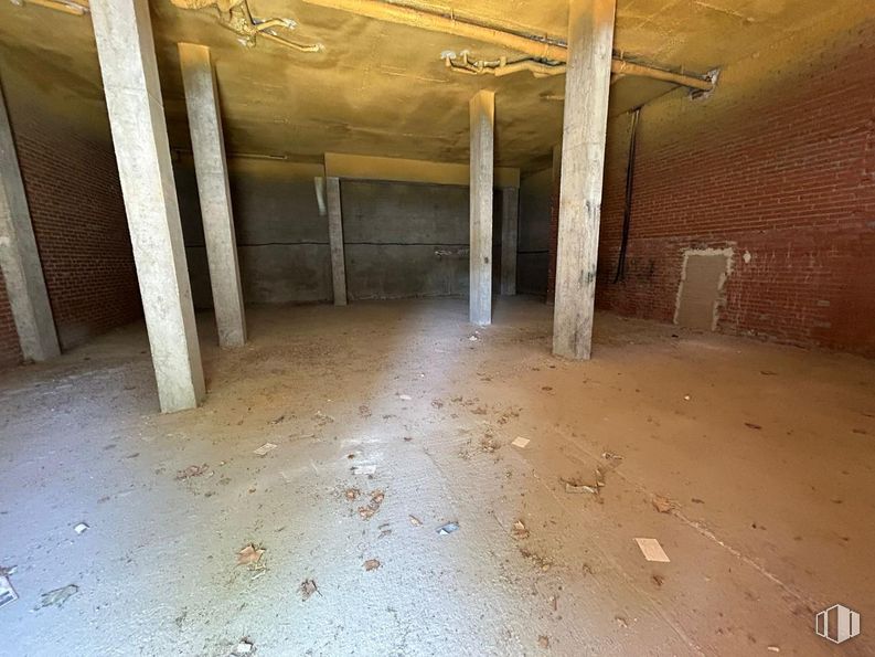 Retail for rent at Paseo Fuente Lucha, Alcobendas, Madrid, 28100 with wood, floor, flooring, hall, composite material, ceiling, concrete, plaster, building material and fixture around