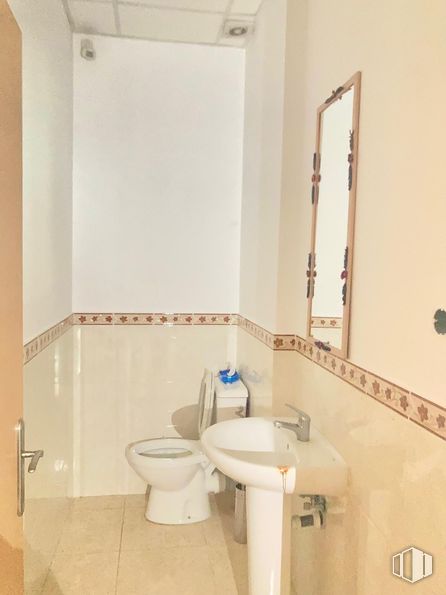 Retail for rent at Calle Narros del Castillo, Colmenar Viejo, Madrid, 28770 with toilet, sink, tap, mirror, toilet seat, plumbing fixture, flooring, floor, bathroom and plumbing around