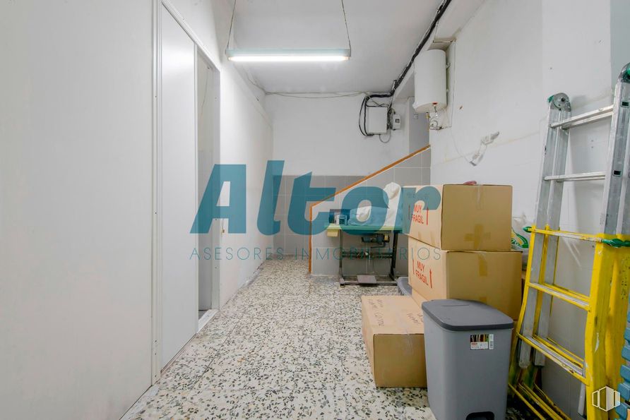 Local en venta en Zona Fuente del Berro, Salamanca, Madrid, 28028 con caja de envío, caja, escalera, suelo y aluminio alrededor