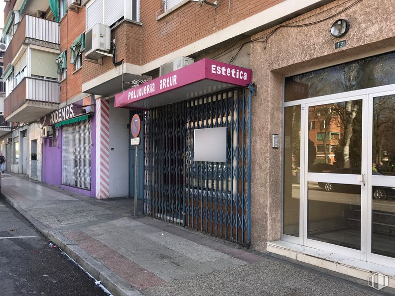 Retail for sale at Calle Puerto Bonaigua, 1, Torrejón de Ardoz, Madrid, 28850 with door, building, window, infrastructure, fixture, font, facade, road surface, city and wood around