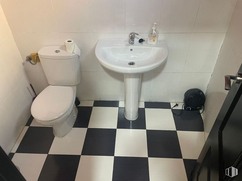 Retail for rent at Camino Cruces, Aranjuez, Madrid, 28300 with toilet, sink, property, tap, plumbing fixture, white, light, bathroom, purple and bathroom sink around