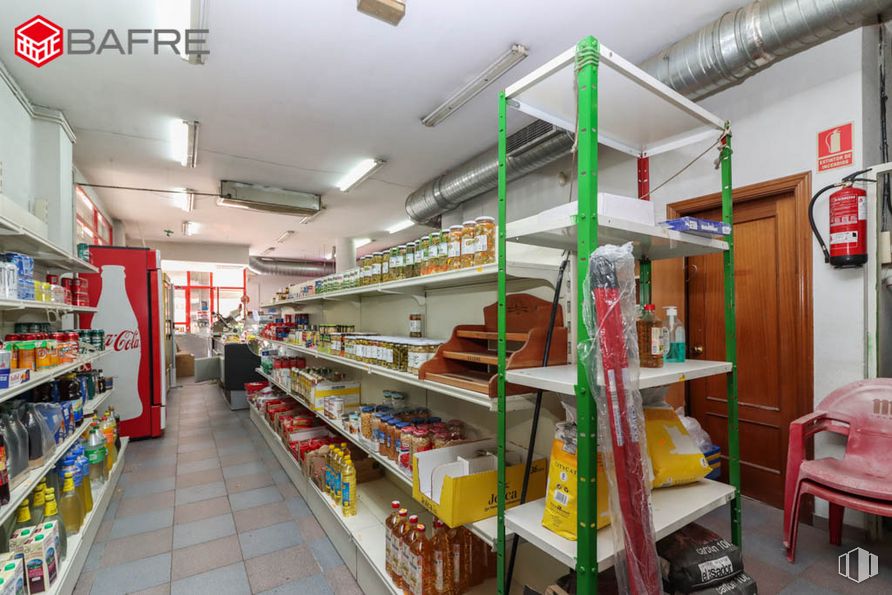 Local en venta en Calle Avena, Usera, Madrid, 28026 con silla, productos envasados, estante, almacenamiento de alimentos, edificio, comida, estantería, tienda, venta al por menor y cliente alrededor