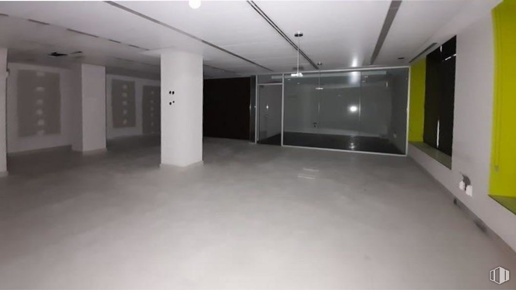 Retail for sale & for rent at Avenida Dos de Mayo, Móstoles, Madrid, 28934 with fixture, flooring, floor, hall, ceiling, composite material, event, concrete, room and building around