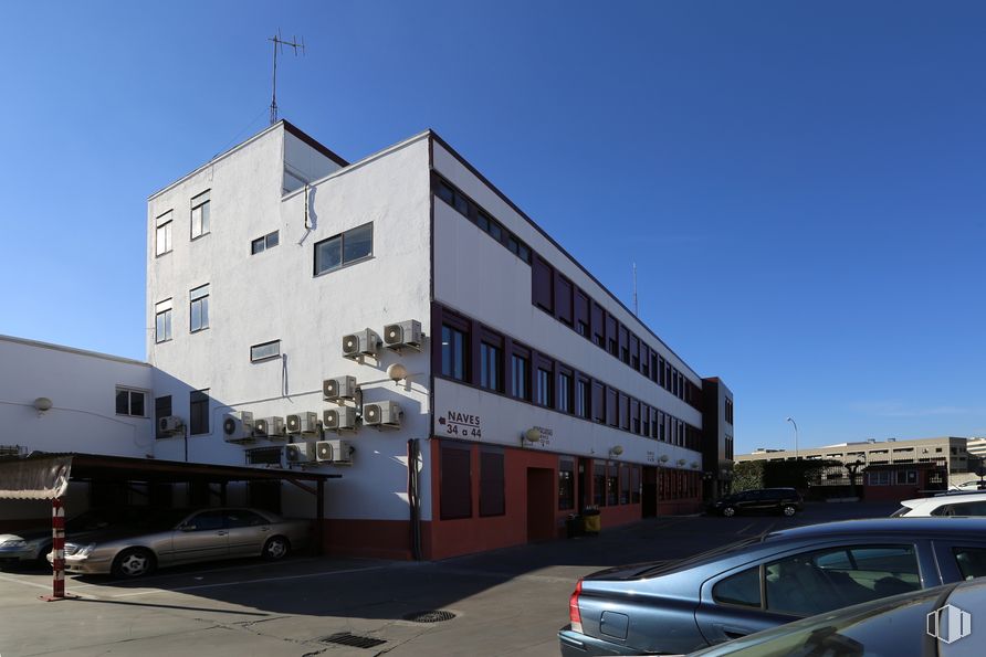 Oficina en alquiler en Calle Arboleda, 14-16, Puente de Vallecas, Madrid, 28031 con cielo, vehículo terrestre, coche, ventana, edificio, vehículo, rueda, luz de estacionamiento automotriz, barrio residencial y edificio comercial alrededor