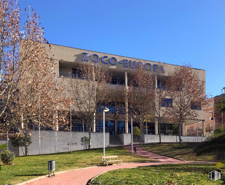 Local en alquiler y venta en Centro Comercial Zoco Europa, Calle Viena, 2, Toledo, 45005 con edificio, cielo, planta, luz de la calle, árbol, diseño urbano, arquitectura, barrio, área residencial y pared alrededor