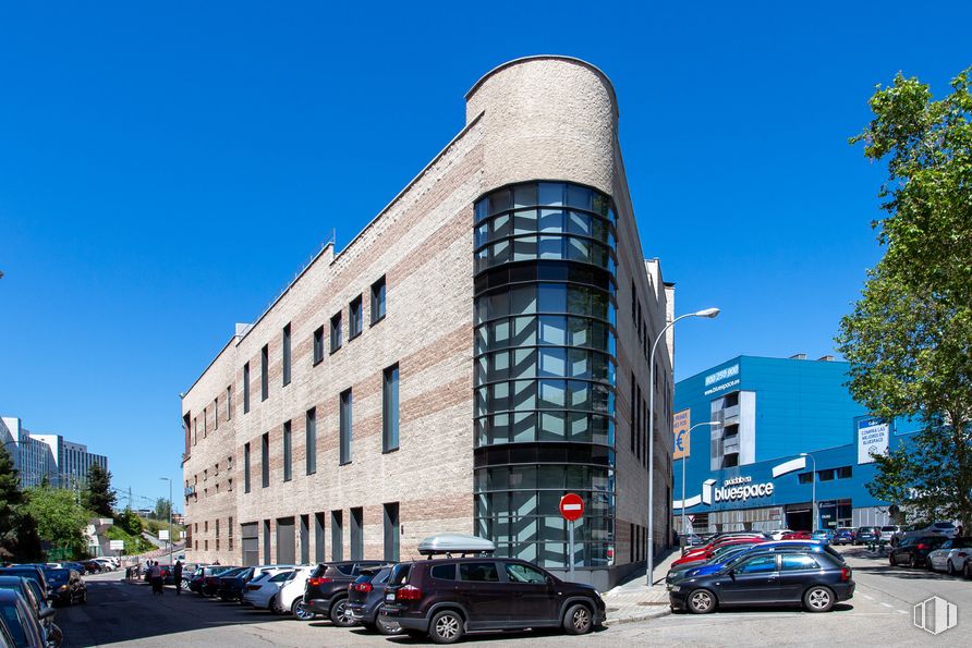 Oficina en alquiler en Calle Manuel Tovar, 31, Fuencarral - El Pardo, Madrid, 28034 con coche, edificio, cielo, rueda, neumático, vehículo, arquitectura, diseño urbano, condominio y bloque de torres alrededor