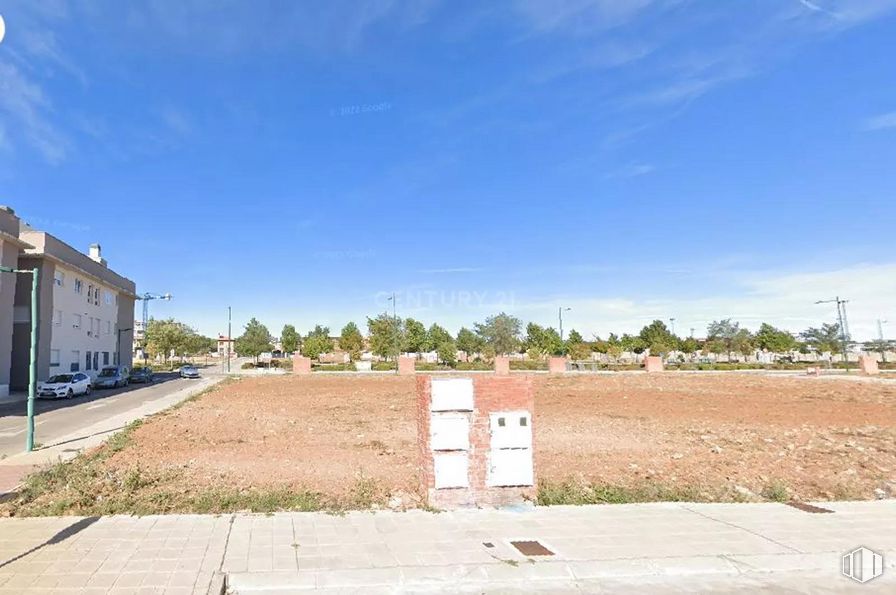 Land for sale at Casco urbano, Marchamalo, Guadalajara, 19180 with sky, plant, cloud, tree, road surface, asphalt, land lot, building, urban design and grass around