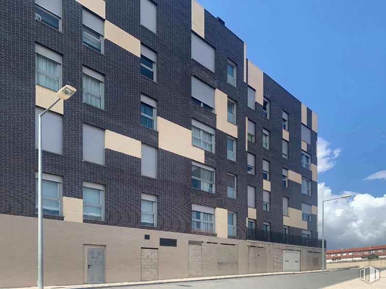 Retail for sale at Calle Banderas de Castilla, 11, Ávila, 05001 with building, sky, cloud, window, urban design, tower block, condominium, line, residential area and commercial building around