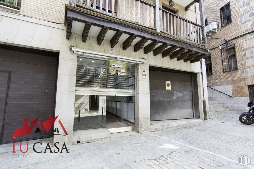 Retail for rent at Casco histórico, Toledo, 45002 with building, window, door, wheel, tire, wall, facade, real estate, urban design and city around