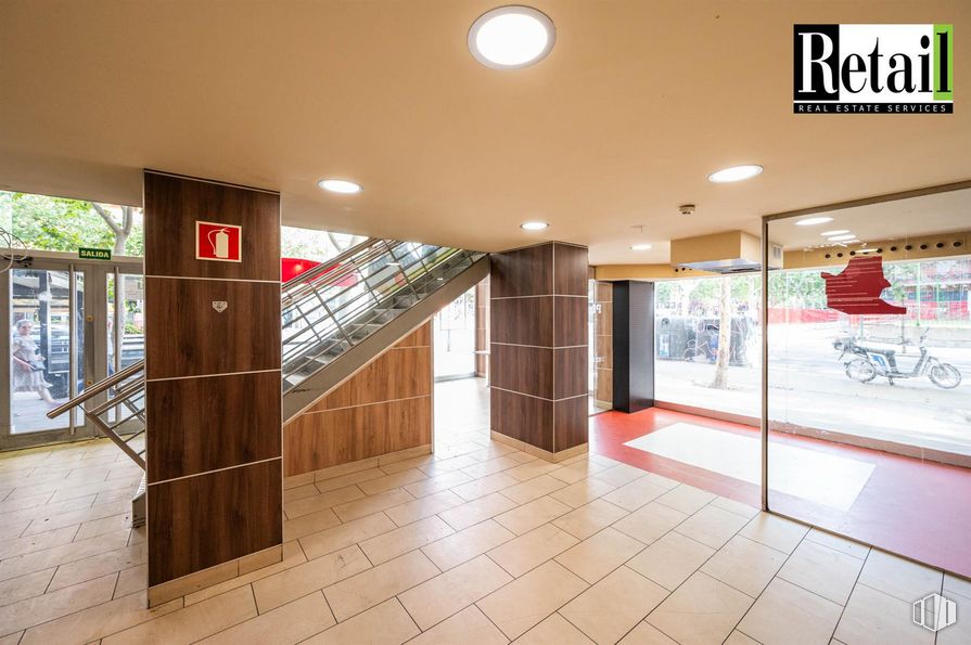 Retail for sale & for rent at Calle Corazón de María, 48, Chamartín, Madrid, 28002 with lighting, fixture, interior design, floor, flooring, wood, door, building, glass and ceiling around