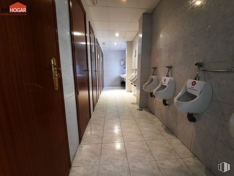 Retail for rent at Zona Murallas, Ávila, 05001 with toilet, bathroom, fixture, plumbing fixture, floor, flooring, tile flooring, composite material, urinal and plumbing around