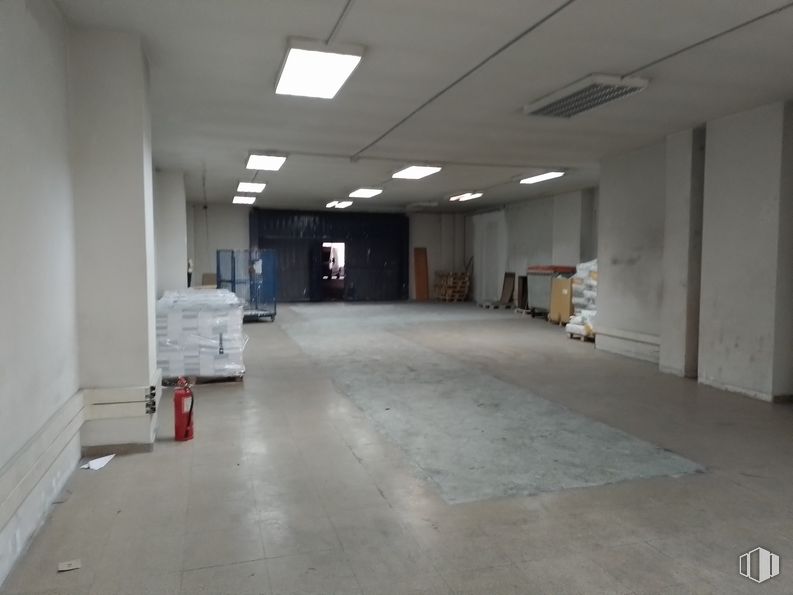 Industrial for sale & for rent at Calle Gamonal, Villa de Vallecas, Madrid, 28031 with lighting, furniture, property, fixture, hall, flooring, floor, gas, ceiling and concrete around