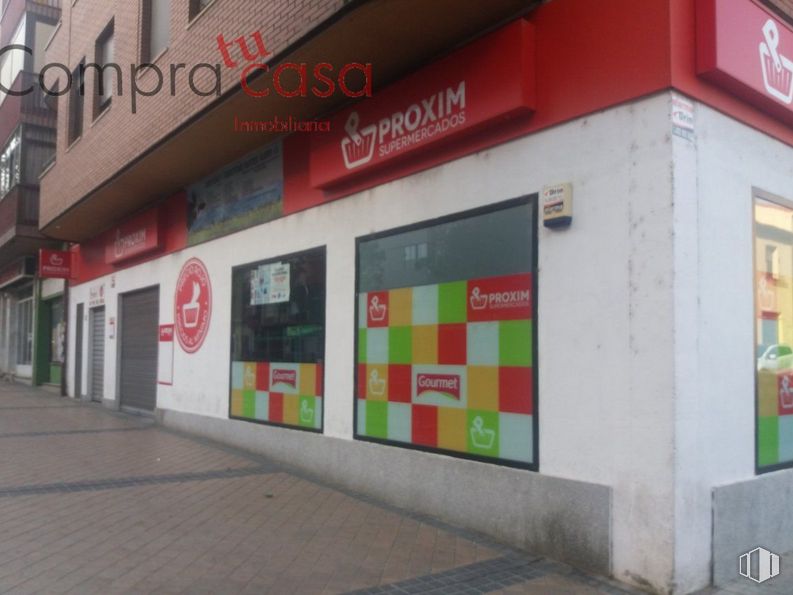 Retail for rent at Zona Conde de Sepúlveda, Segovia, 40002 with building, font, facade, fixture, gas, retail, signage, city, advertising and graphics around