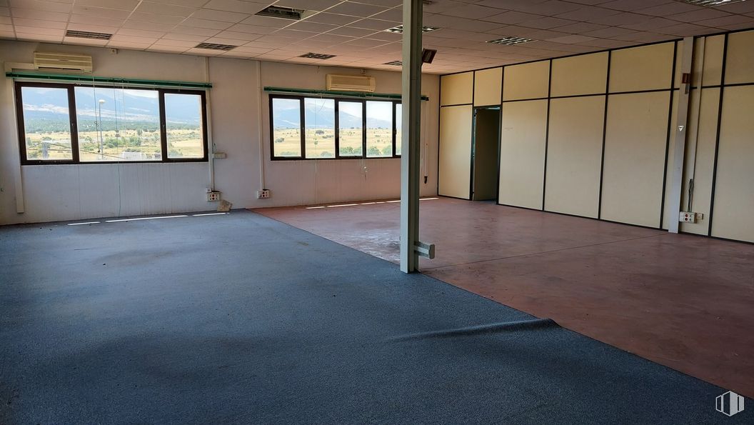 Office for rent at Calle Gremio de los Canteros, 2, Segovia, 40195 with window, building, hall, fixture, flooring, shade, architecture, floor, wood and door around