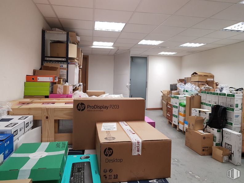 Office for sale at Calle Ricardo Ortiz, Ciudad Lineal, Madrid, 28017 with packaged goods, boxed packaged goods, shipping box, package delivery, shelving, packing materials, publication, wood, carton and packaging and labeling around