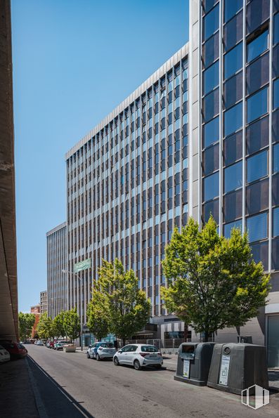 Oficina en alquiler en Edificio Centro Norte, Agustín de Foxá, 29, Chamartín, Madrid, 28036 con coche, edificio, cielo, rascacielos, ventana, luz de la calle, infraestructura, árbol, vehículo y diseño urbano alrededor