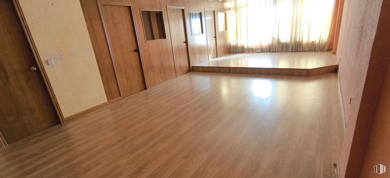 Oficina en venta en Calle Batalla de Bailén, 2, Collado Villalba, Madrid, 28400 con puerta, marrón, madera, ámbar, suelos, suelo, tinte para madera, hall, madera dura y barniz alrededor