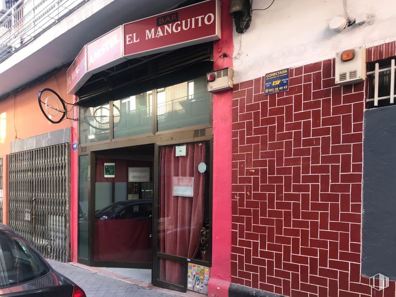 Local en venta en Calle Canillas, 36, Chamartín, Madrid, 28002 con coche, propiedad, puerta, accesorio, rojo, pared, iluminación automotriz, vehículo, fachada y bienes raíces alrededor