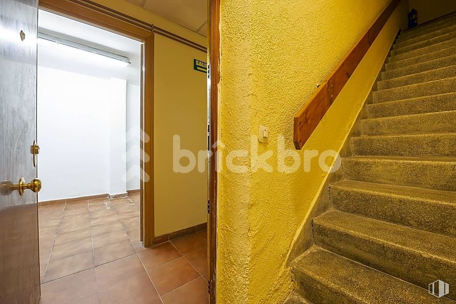 Retail for sale at Calle Juan Francisco Pascual, 2, Hortaleza, Madrid, 28033 with wood, door, building, flooring, floor, fixture, stairs, tints and shades, house and brick around