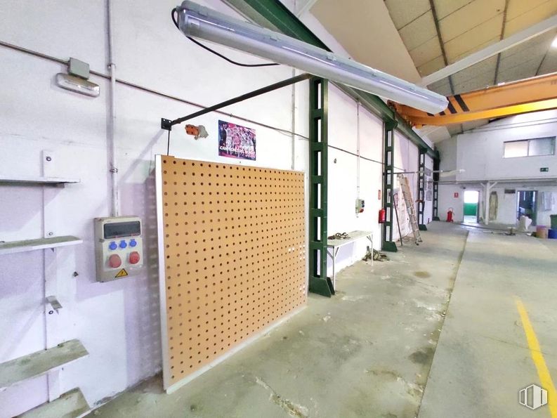 Industrial for sale at Polígono industrial, Arganda del Rey, Madrid, 28500 with ceiling, flooring, floor, light fixture and aluminium around