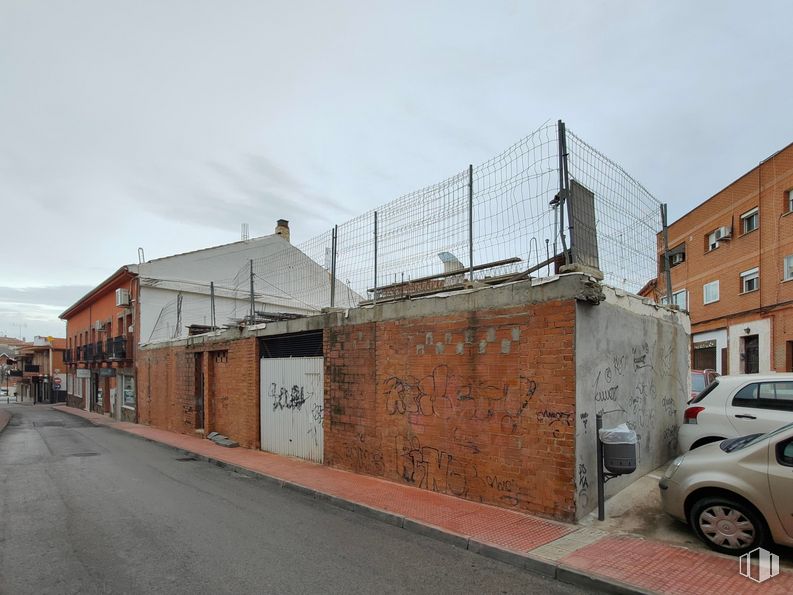 Retail for sale at Calle Carreteros, 9, Loeches, Madrid, 28890 with wheel, car, building, sky, tire, window, vehicle, cloud, asphalt and wood around