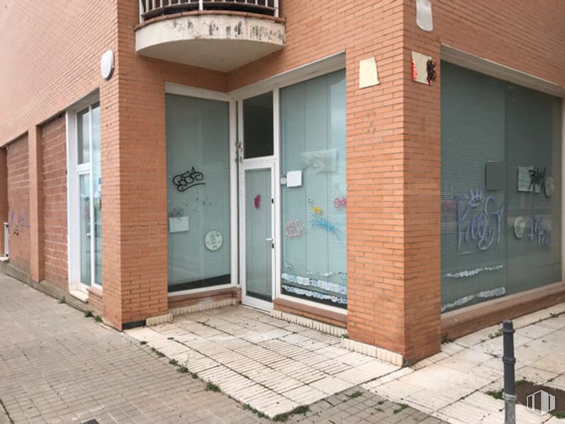 Local en venta en Avenida de la Ilustración, Ciempozuelos, Madrid, 28350 con puerta, ventana, edificio, accesorio, madera, ladrillo, albañilería, fachada, puerta de casa y manija de la puerta alrededor