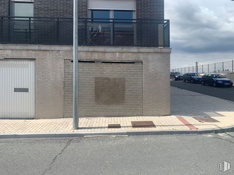 Retail for sale at Calle Banderas de Castilla, Ávila, 05001 with window, car, door, cloud, wheel, building, tire, road surface, urban design and asphalt around