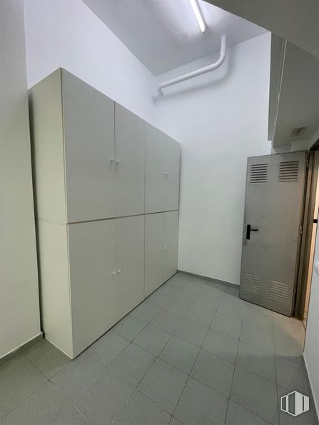 Retail for rent at Barrio del Pilar, Fuencarral - El Pardo, Madrid, 28029 with door, wardrobe, cupboard, building, house, fixture, floor, flooring, wood and ceiling around