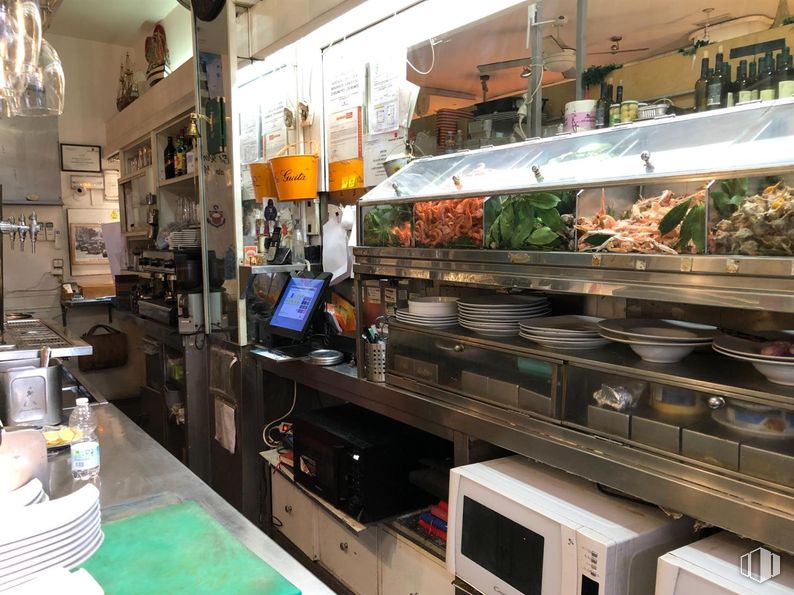 Retail for rent at Calle Alcala, Salamanca, Madrid, 28028 with food, restaurant, retail, fast food restaurant, shelf, light fixture, customer, cafeteria, countertop and chair around