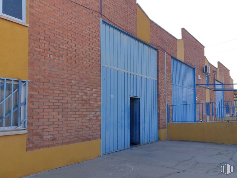 Industrial for sale & for rent at Zona industrial, Arganda del Rey, Madrid, 28500 with window, door, building, blue, sky, brickwork, wood, brick, fixture and architecture around