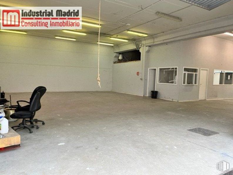 Nave en venta en Polígono Industrial San Fernando, San Fernando de Henares, Madrid, 28830 con silla, mueble, edificio, accesorio, puerta, piso, pavimento, pasillo, aparcamiento y techo alrededor