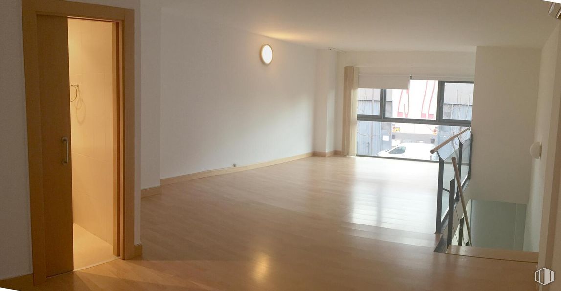 Oficina en alquiler en Calle Pedrezuela, 4, Alcorcón, Madrid, 28925 con edificio, madera, ventana, accesorio, pasillo, diseño de interiores, piso, sombra, suelo y tinte para madera alrededor