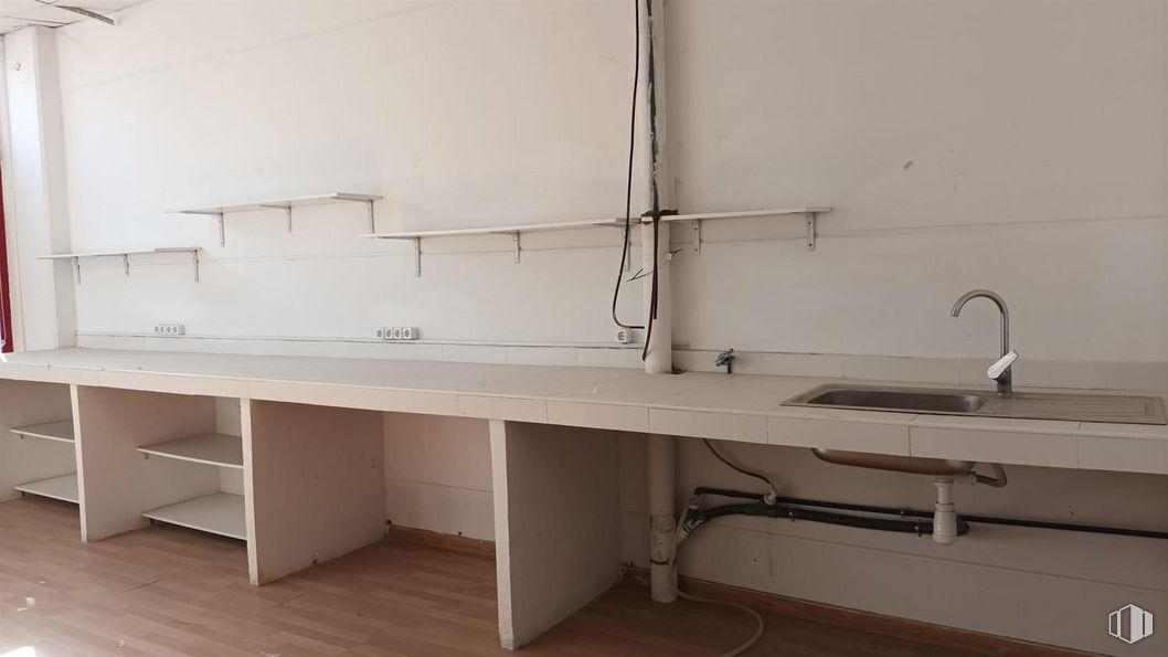 Industrial for rent at Calle Turín, 15, Parla, Madrid, 28980 with wood, shelf, flooring, shelving, floor, sink, rectangle, cabinetry, hardwood and plywood around