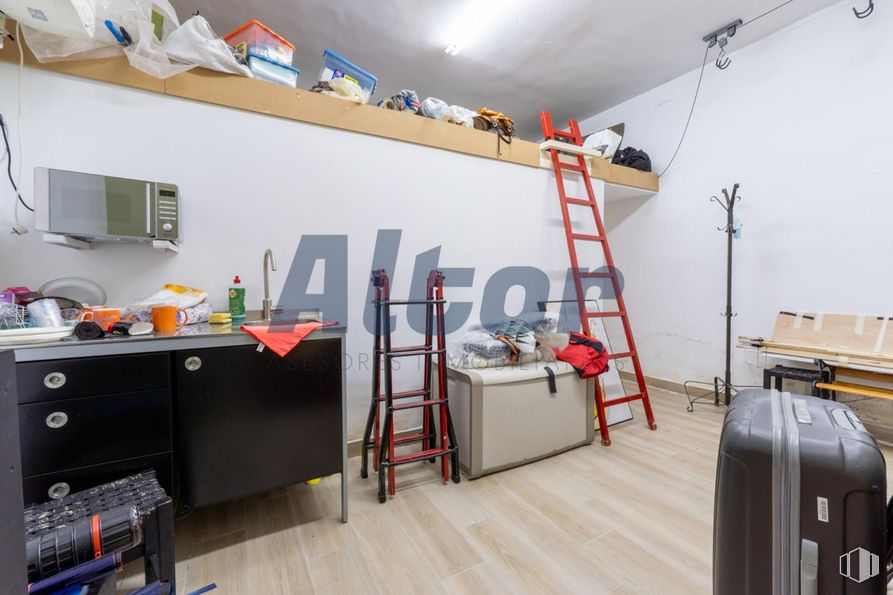 Local en venta en Calle Luis Ruiz, Ciudad Lineal, Madrid, 28017 con escalera, maleta, equipaje y bolsos, propiedad, mesa, interiorismo, accesorio, suelo, pared y escritorio del ordenador alrededor