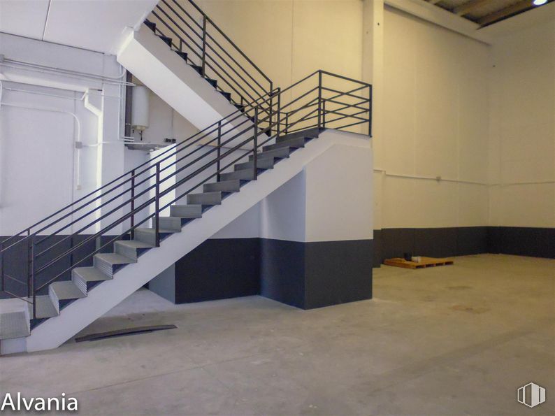 Nave en alquiler en Polígono Urtinsa, Alcorcón, Madrid, 28923 con escaleras, edificio, madera, suelo, accesorio, material compuesto, hall, suelos, madera dura y pasamanos alrededor