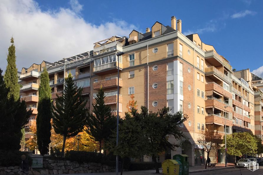 Local en venta en Calle San Fernando, 6, Collado Villalba, Madrid, 28400 con edificio, cielo, nube, planta, ventana, árbol, diseño urbano, condominio, bloque de torre y pared alrededor