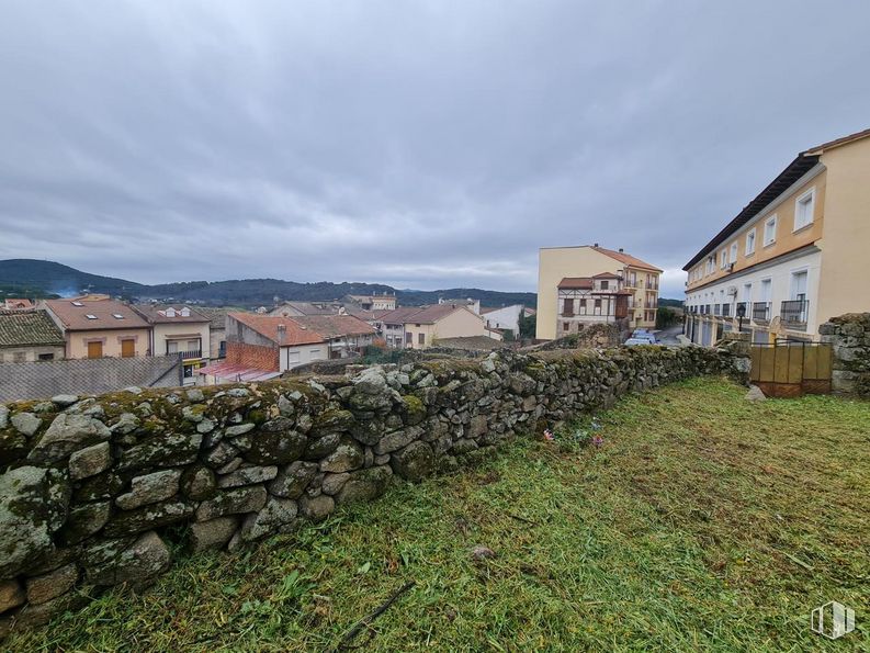 Land for sale at Travesía Torrejón, La Adrada, Ávila, 05430 with building, sky, cloud, window, plant, house, land lot, highland, grass and tree around