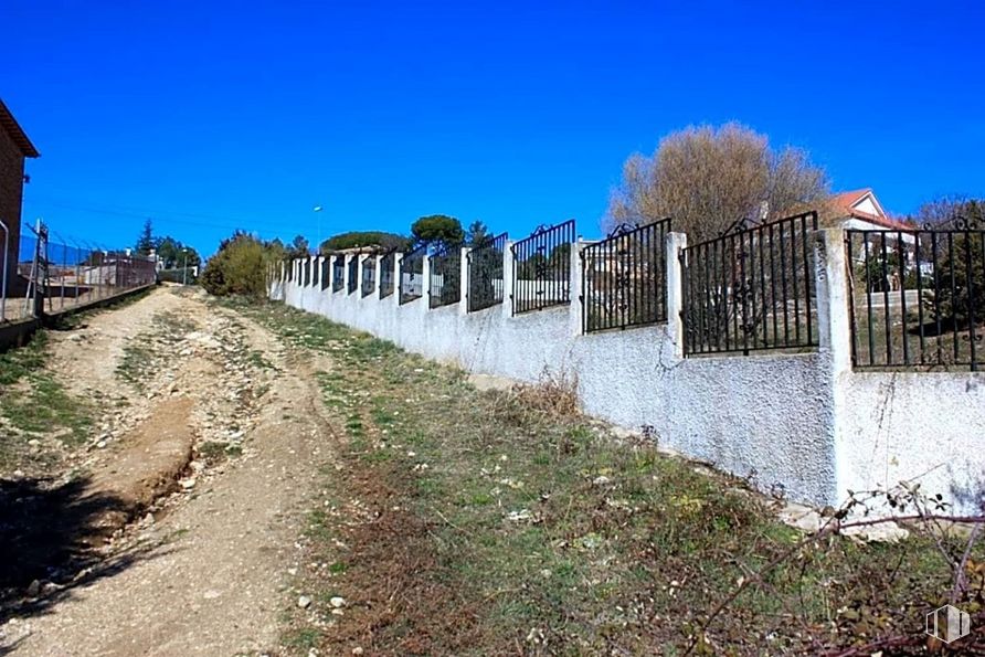 Land for sale at Calle Concepción, Robledo de Chavela, Madrid, 28294 with building, sky, plant, land lot, grass, natural landscape, tree, slope, fence and road surface around