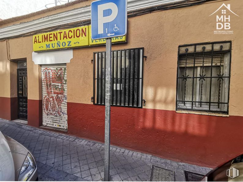 Suelo en venta en Calle Gabriel Usera, Usera, Madrid, 28026 con ventana, accesorio, pared, fuente, gas, fachada, edificio, tintes y matices, señalización y publicidad alrededor