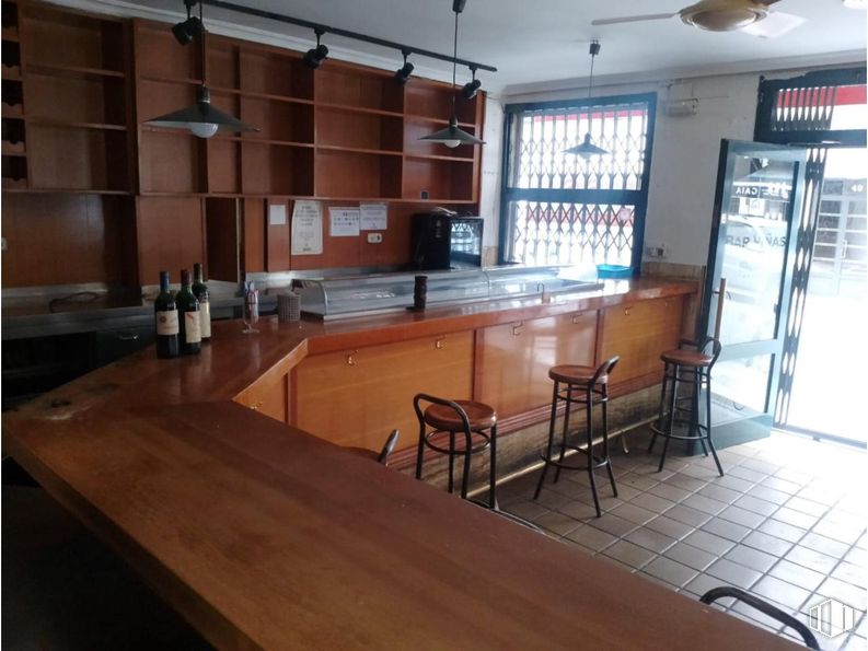 Retail for sale & for rent at Calle Colón, Cuenca, 16002 with countertop, window, stool, furniture, cabinetry, property, table, wood, chair and interior design around