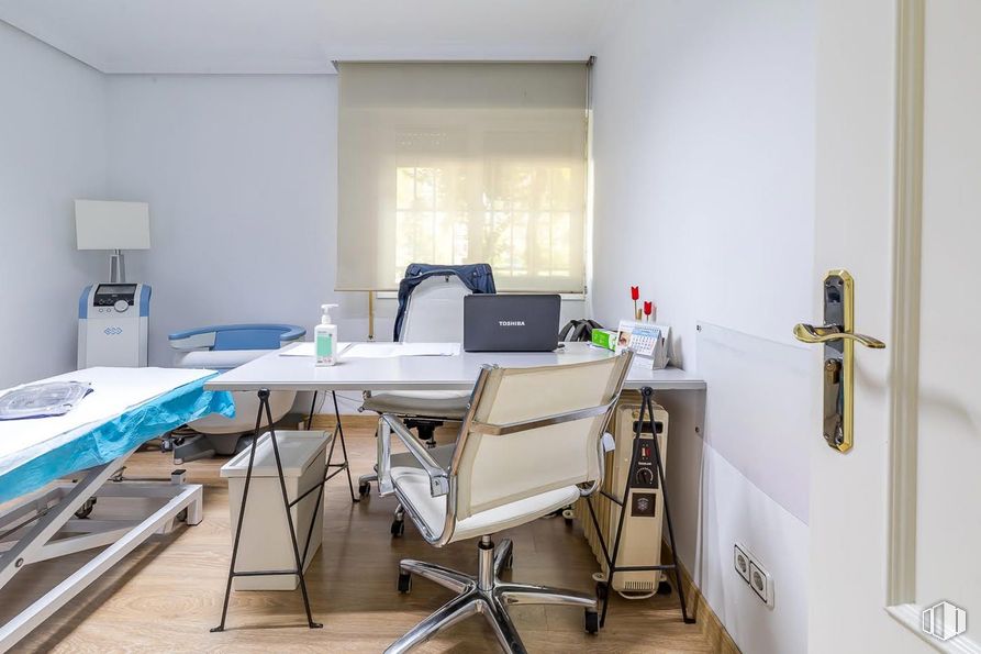 Local en alquiler en Avenida Betanzos, Fuencarral - El Pardo, Madrid, 28034 con silla, manija de la puerta, escritorio, mesa, mueble, edificio, silla de oficina, interiorismo, suelo y suelos alrededor