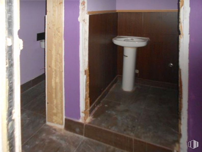 Retail for sale at Calle Virgen de Covadonga, Ávila, 05005 with sink, purple, plumbing fixture, toilet, bathroom, wood, fixture, bathroom sink, flooring and floor around