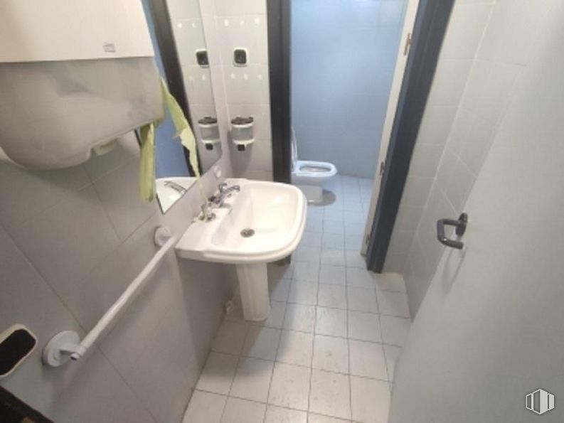 Retail for sale at Plaza Constitución, 5, Getafe, Madrid, 28901 with sink, plumbing fixture, toilet seat, toilet, bathroom, tap, bathroom sink, purple, floor and house around