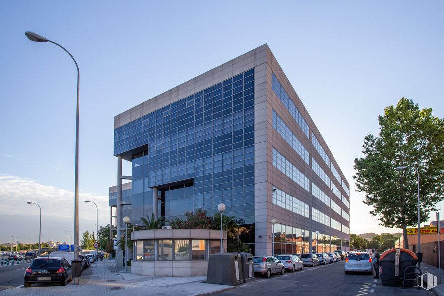 Office for rent at Avenida San Máximo, 11, Usera, Madrid, 28041 with building, street light, sky, tower block, tree, wheel, urban design, commercial building, plant and facade around